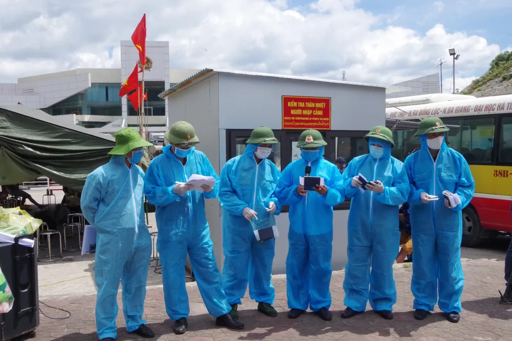 Tiếp nhận, cách ly hơn 400 sinh viên Lào nhập cảnh trở lại Việt Nam học tập ảnh 1