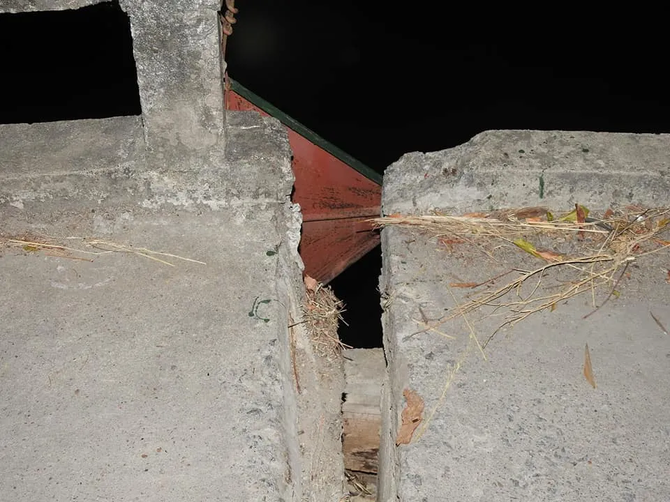 Cầu dân sinh có nguy cơ sập sau khi bị sà lan chở cát va chạm ảnh 12