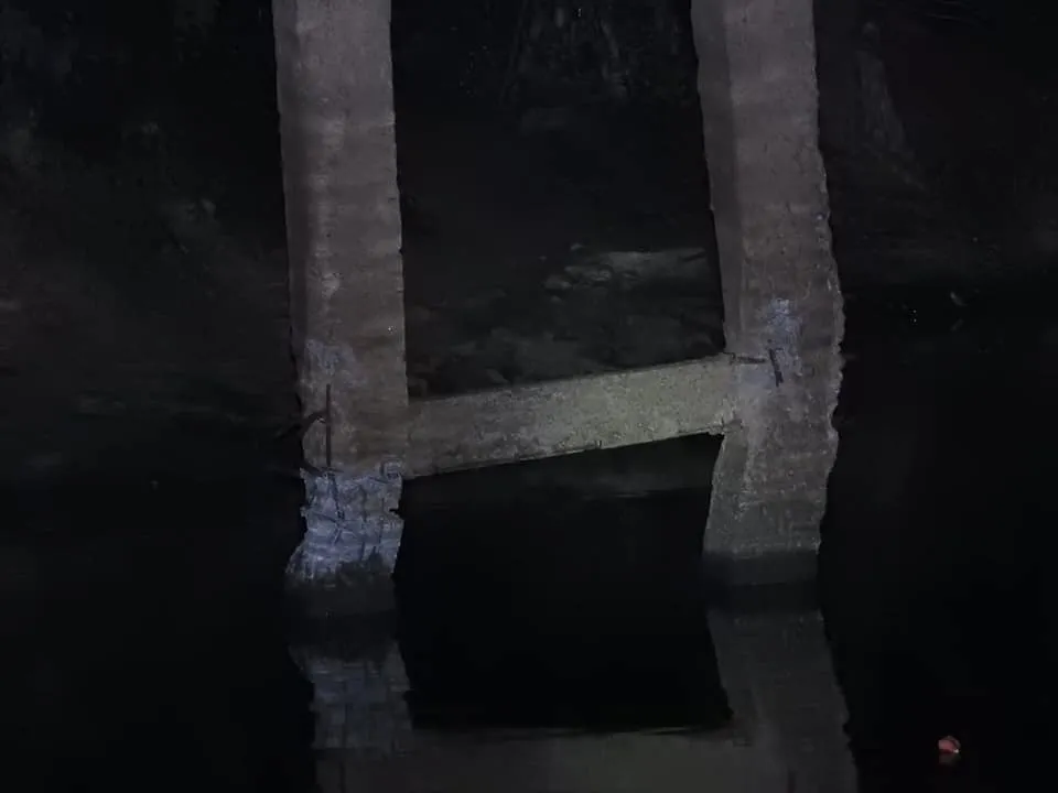 Cầu dân sinh có nguy cơ sập sau khi bị sà lan chở cát va chạm ảnh 10