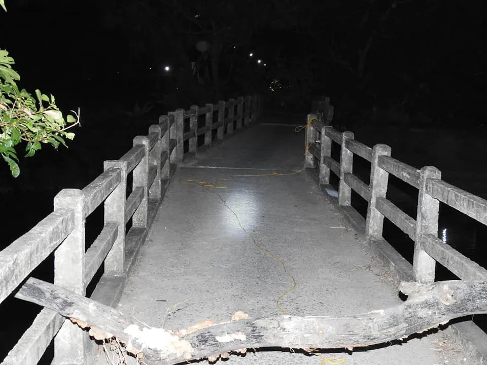 Cầu dân sinh có nguy cơ sập sau khi bị sà lan chở cát va chạm ảnh 5