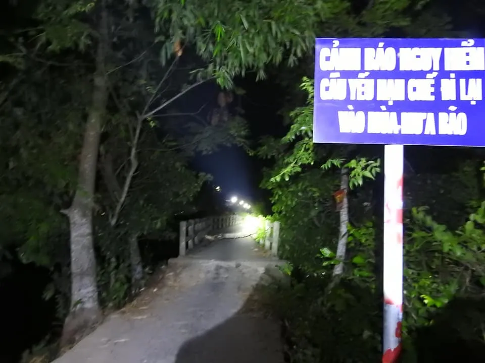 Cầu dân sinh có nguy cơ sập sau khi bị sà lan chở cát va chạm ảnh 6