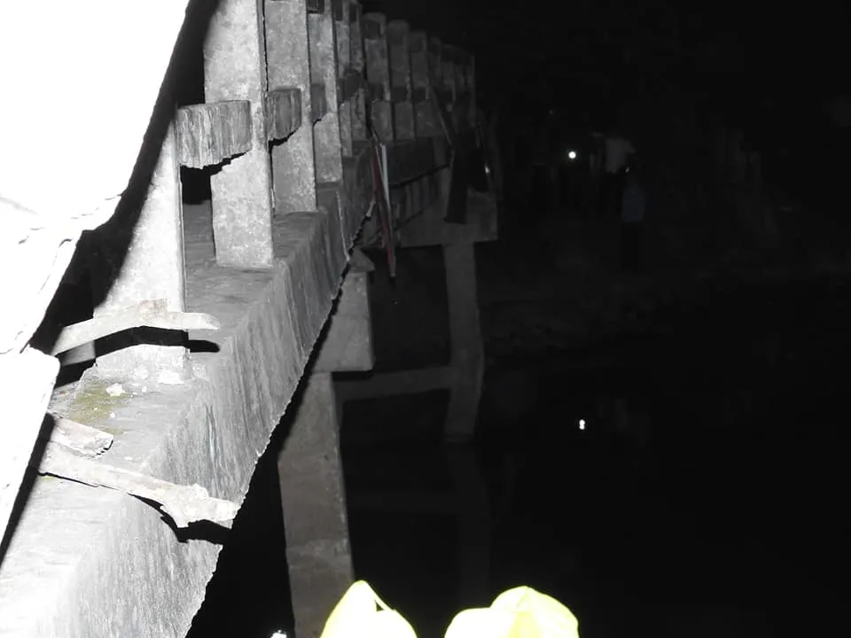 Cầu dân sinh có nguy cơ sập sau khi bị sà lan chở cát va chạm ảnh 9