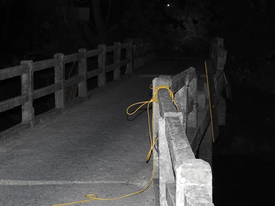 Cầu dân sinh có nguy cơ sập sau khi bị sà lan chở cát va chạm ảnh 3