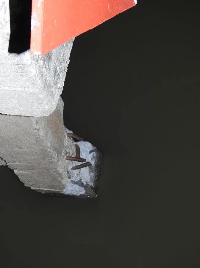 Cầu dân sinh có nguy cơ sập sau khi bị sà lan chở cát va chạm ảnh 2