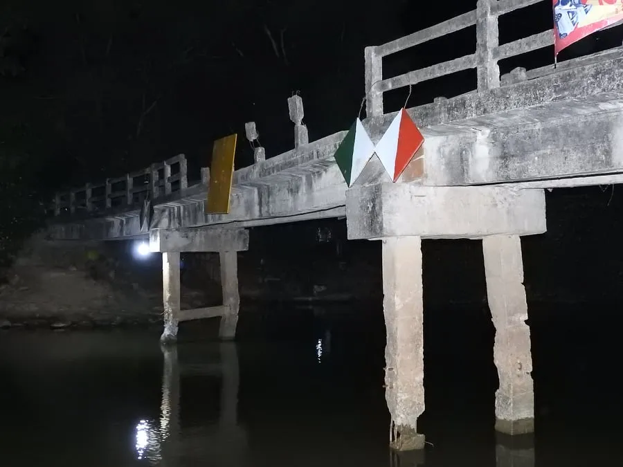 Cầu dân sinh có nguy cơ sập sau khi bị sà lan chở cát va chạm ảnh 1