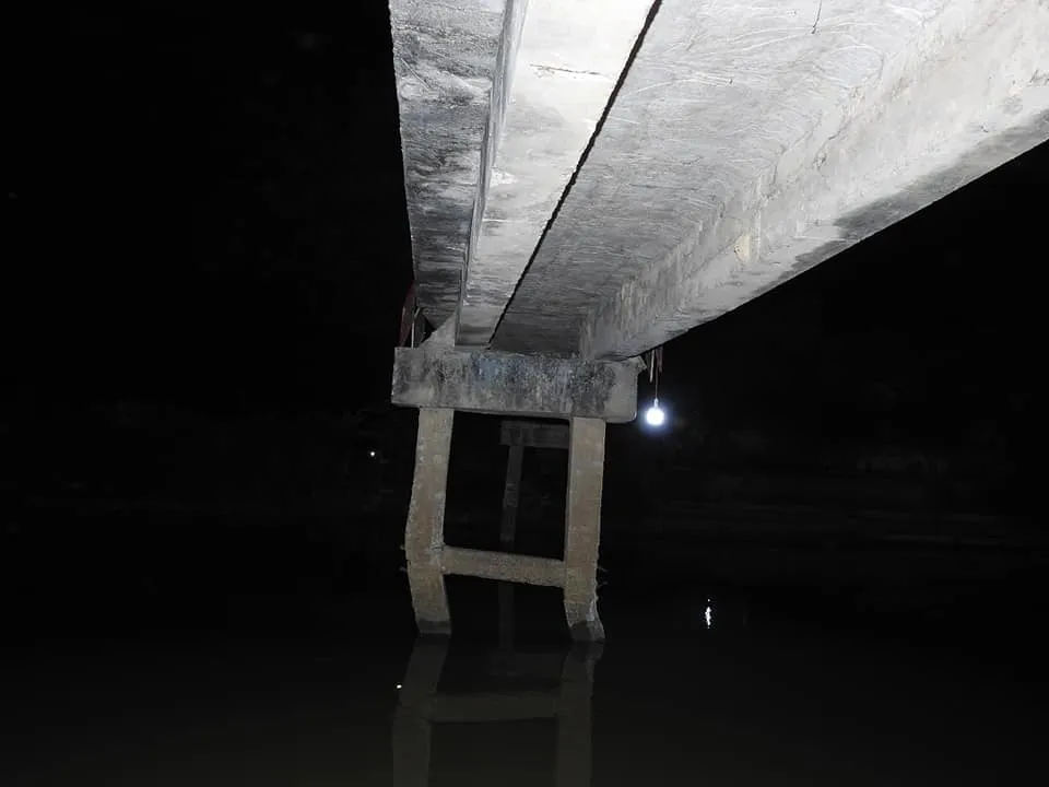 Cầu dân sinh có nguy cơ sập sau khi bị sà lan chở cát va chạm ảnh 7