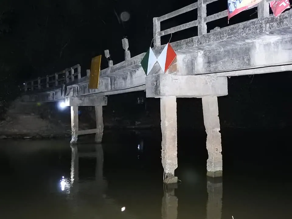 Cầu dân sinh có nguy cơ sập sau khi bị sà lan chở cát va chạm ảnh 13