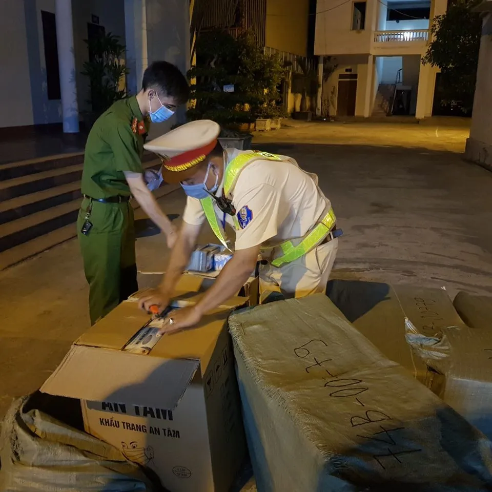 Phát hiện xe khách vận chuyển 50.000 chiếc khẩu trang không rõ nguồn gốc ảnh 2