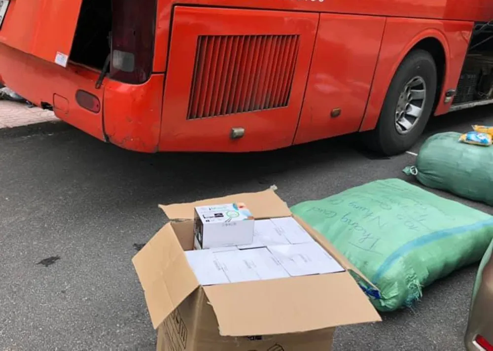 Phát hiện xe khách vận chuyển 50.000 chiếc khẩu trang không rõ nguồn gốc ảnh 1