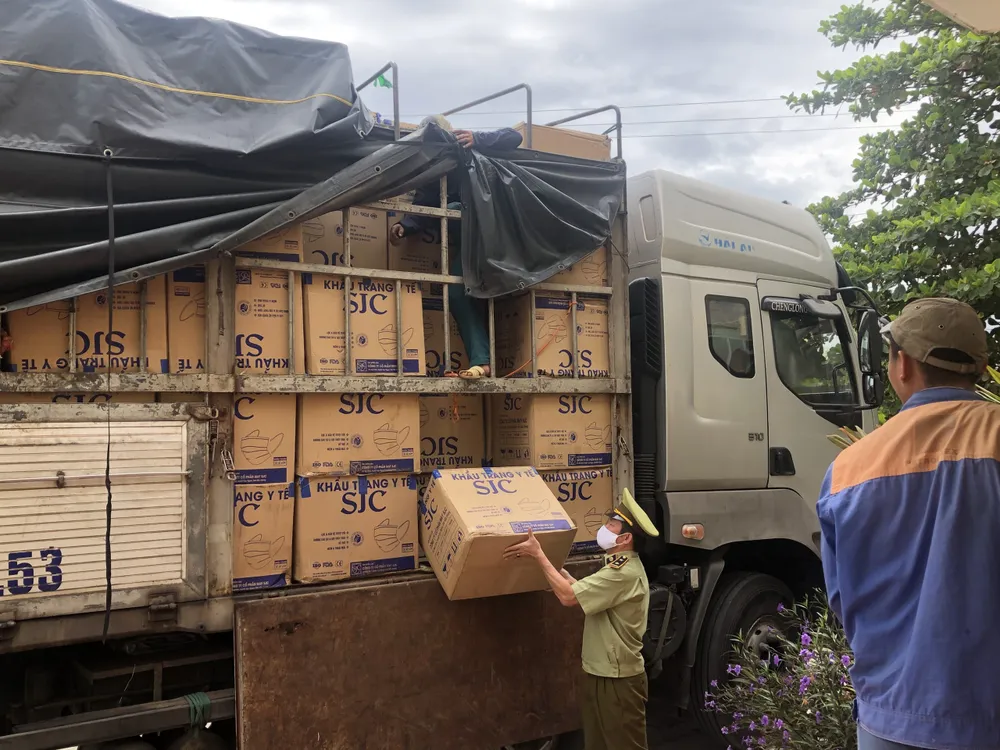 Phát hiện xe tải vận chuyển 390.000 khẩu trang không có hóa đơn chứng từ ảnh 1