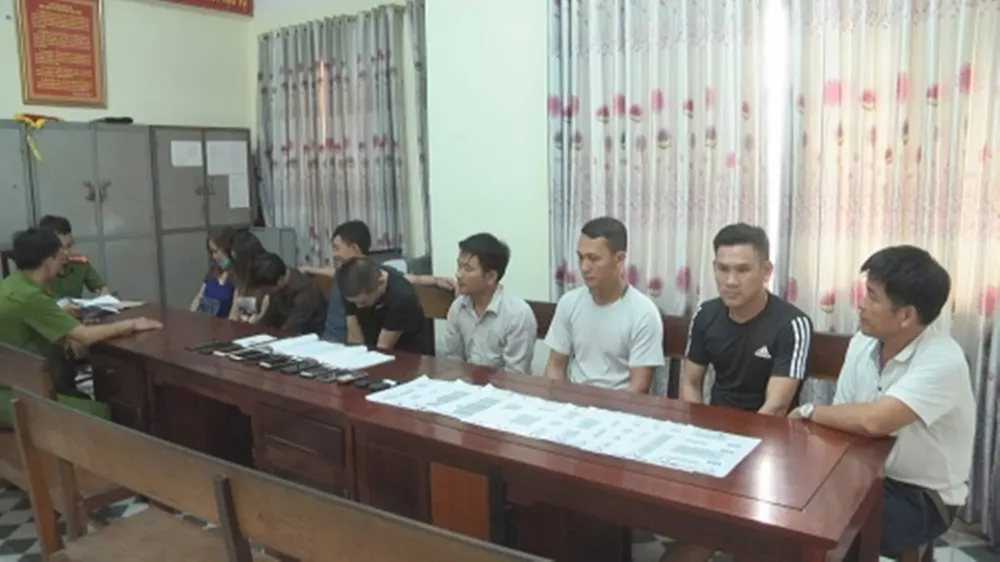 Các đối tượng tại cơ quan công an. Ảnh: NGỌC LONG