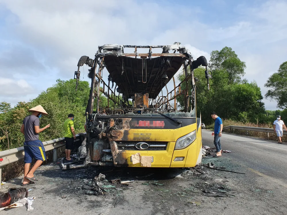 Xe khách bốc cháy lúc rạng sáng trên Quốc lộ 1 ảnh 2