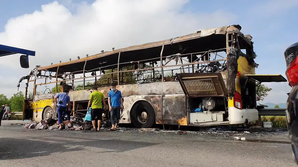 Xe khách bốc cháy lúc rạng sáng trên Quốc lộ 1 ảnh 1