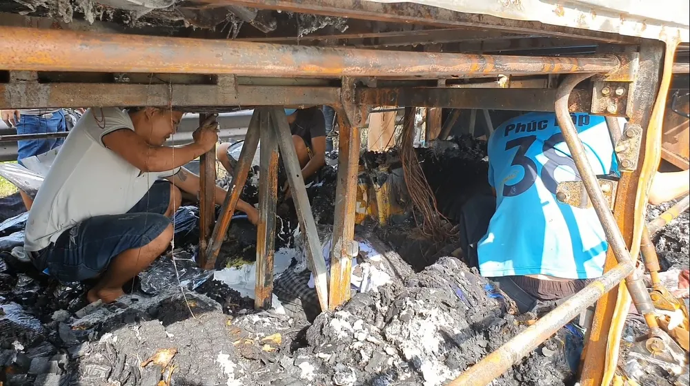 Xe khách bốc cháy lúc rạng sáng trên Quốc lộ 1 ảnh 8