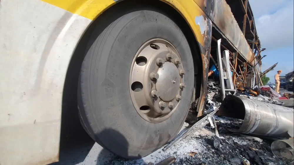 Xe khách bốc cháy lúc rạng sáng trên Quốc lộ 1 ảnh 6