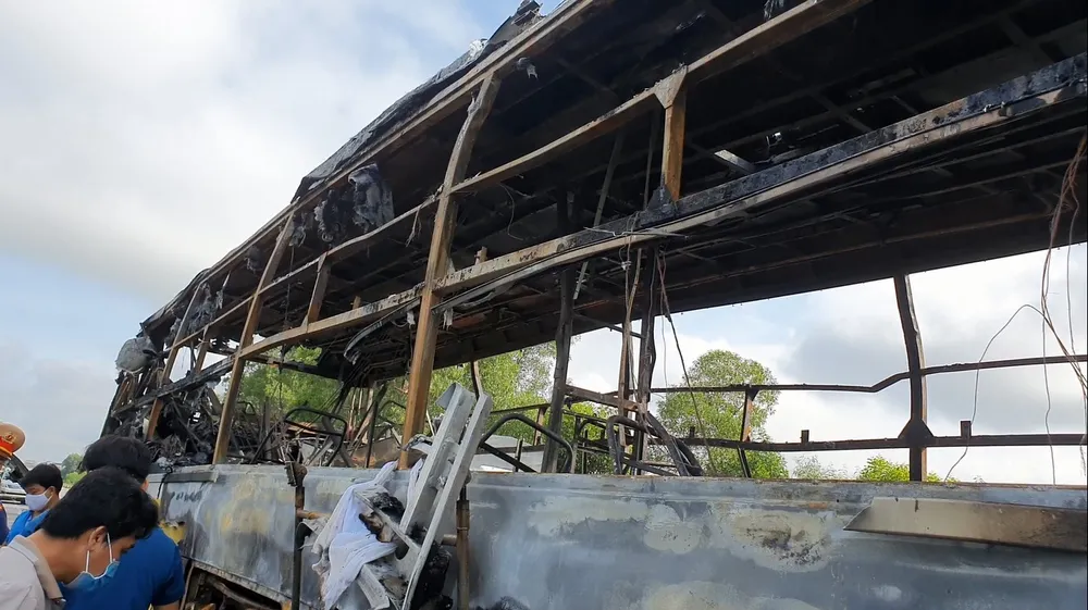 Xe khách bốc cháy lúc rạng sáng trên Quốc lộ 1 ảnh 10