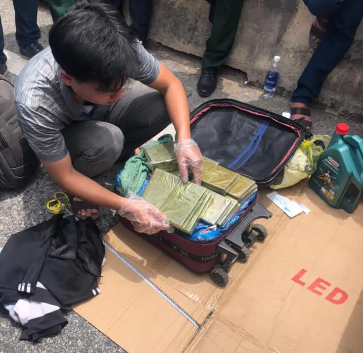 Cảnh sát vây bắt nhóm đối tượng đi ô tô trên Quốc lộ 1A nghi vận chuyển ma túy ảnh 2