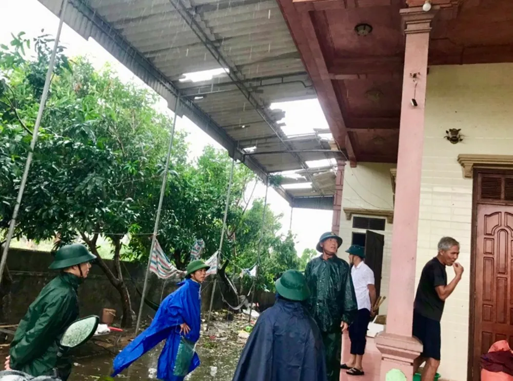 Bão số 5 gây lốc xoáy và mưa lớn nhiều nơi ảnh 10