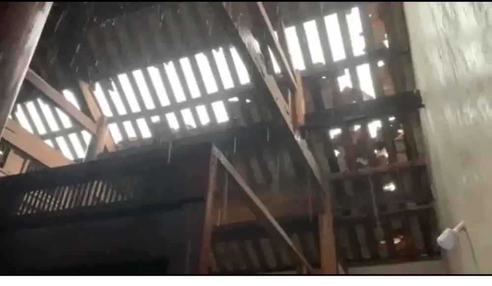 Bão số 5 gây lốc xoáy và mưa lớn nhiều nơi ảnh 4