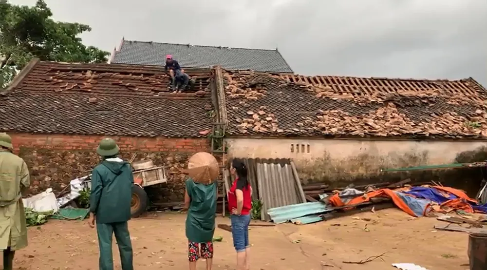 Bão số 5 gây lốc xoáy và mưa lớn nhiều nơi ảnh 2