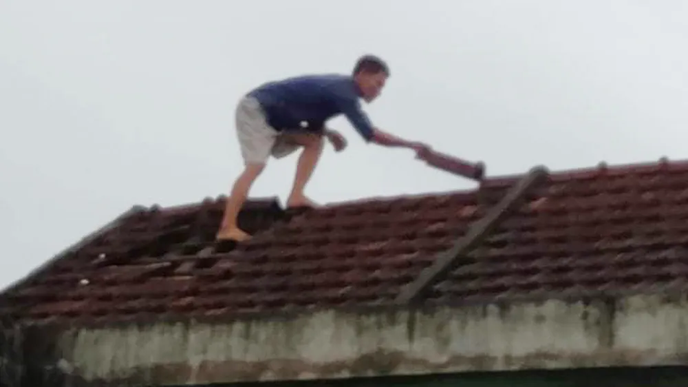 Bão số 5 gây lốc xoáy và mưa lớn nhiều nơi ảnh 26