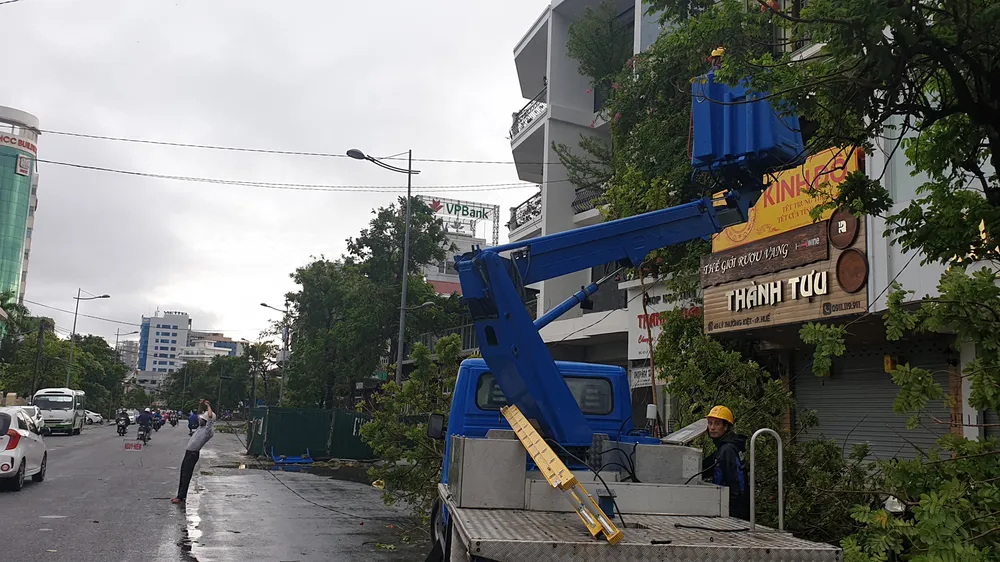 Bão số 5 gây lốc xoáy và mưa lớn nhiều nơi ảnh 29