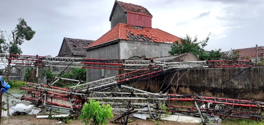 Lốc xoáy gây thiệt hại hàng tỷ đồng ở hai xã ven biển Hà Tĩnh ảnh 2