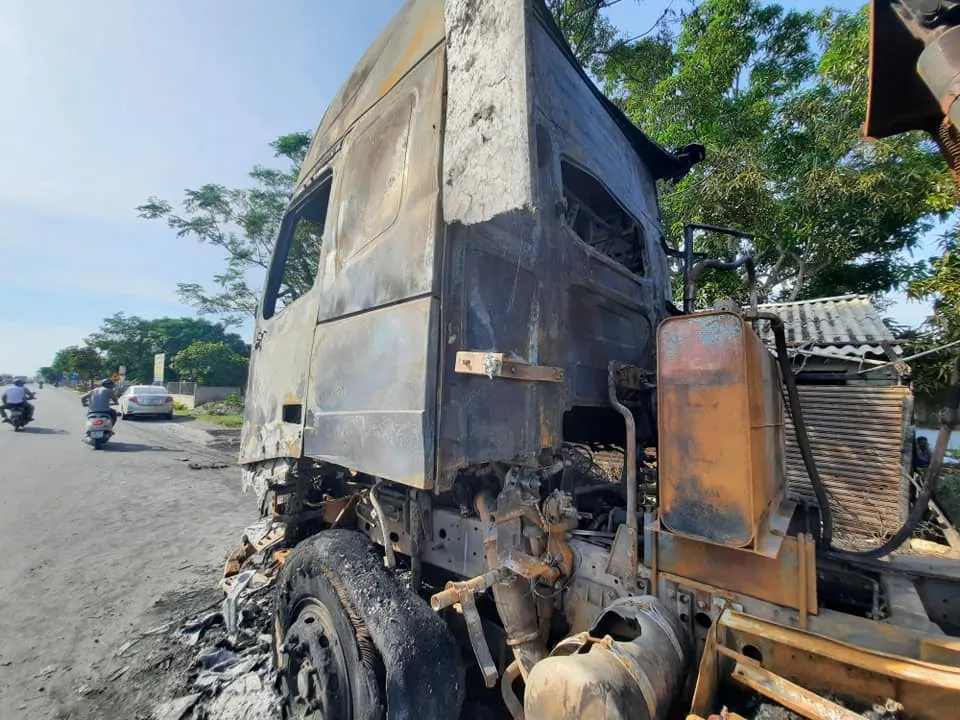 Xe ô tô đầu kéo bốc cháy trên Quốc lộ 1A ở Hà Tĩnh ảnh 4