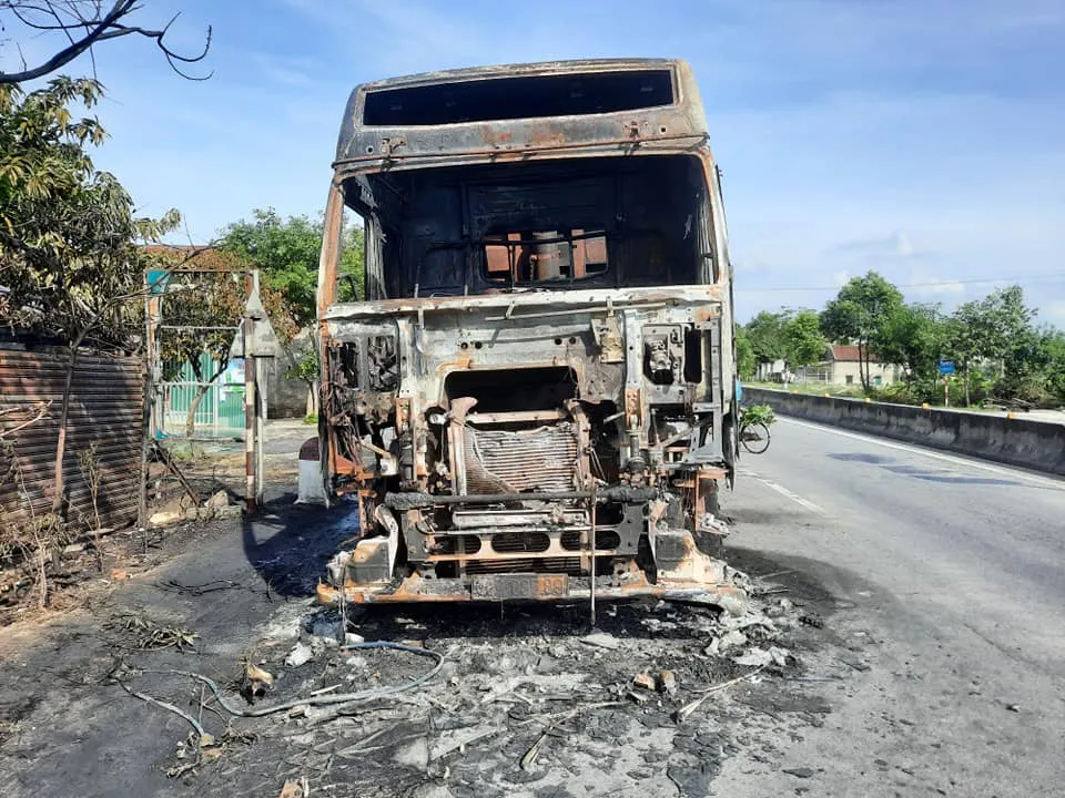 Phần đầu của xe ô tô đầu kéo bị cháy trơ khung