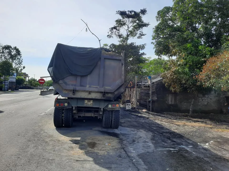 Xe ô tô đầu kéo bốc cháy trên Quốc lộ 1A ở Hà Tĩnh ảnh 8