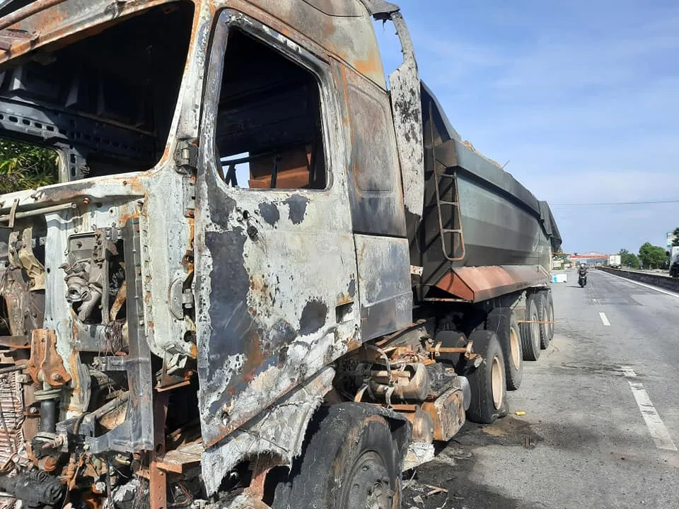 Xe ô tô đầu kéo bốc cháy trên Quốc lộ 1A ở Hà Tĩnh ảnh 3