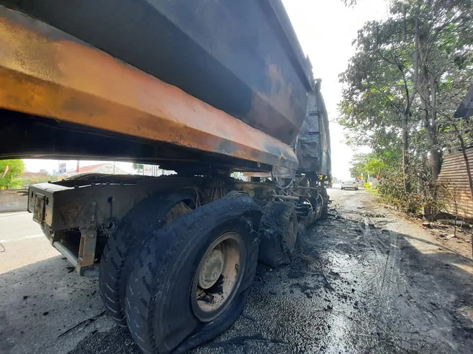 Xe ô tô đầu kéo bốc cháy trên Quốc lộ 1A ở Hà Tĩnh ảnh 6