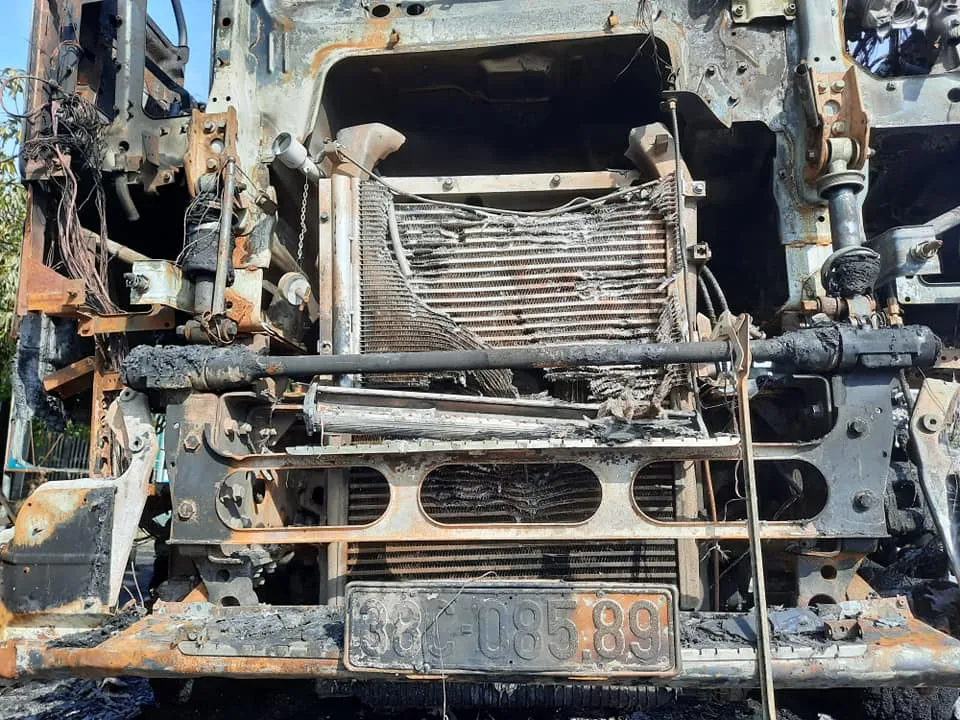 Xe ô tô đầu kéo bốc cháy trên Quốc lộ 1A ở Hà Tĩnh ảnh 2