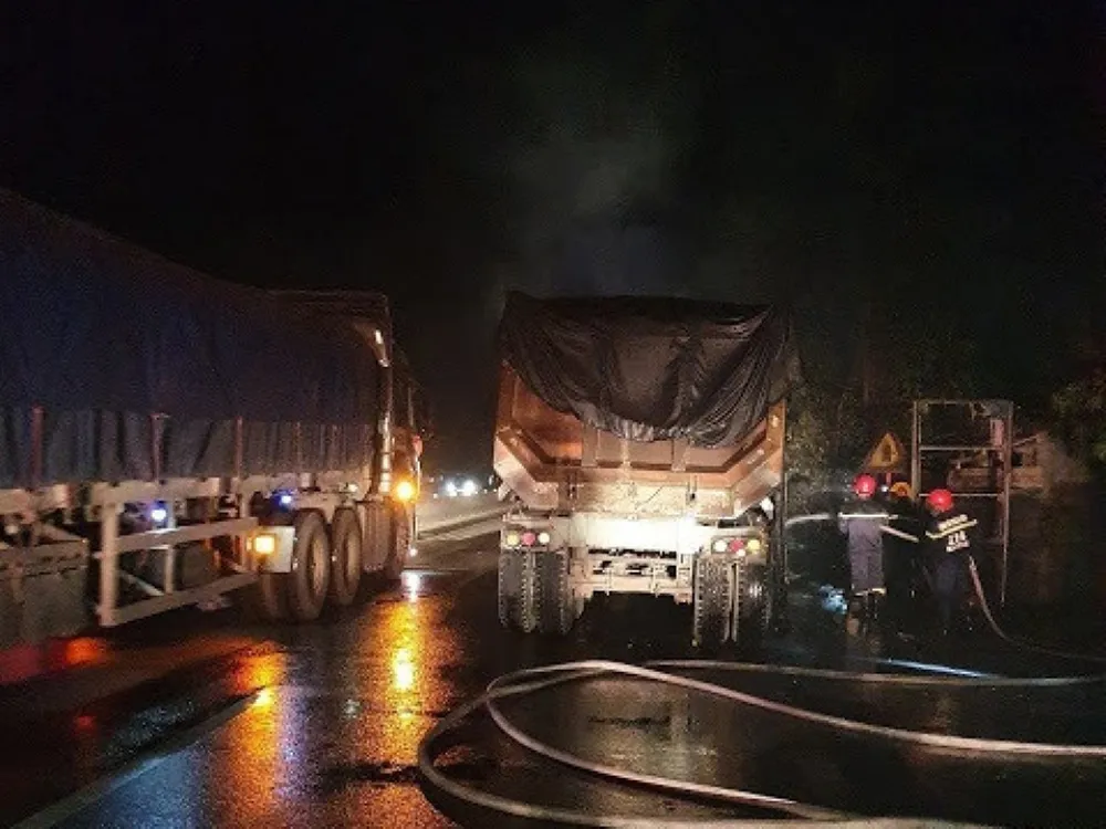 Xe ô tô đầu kéo bốc cháy trên Quốc lộ 1A ở Hà Tĩnh ảnh 1