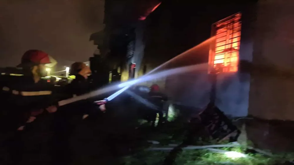 Lực lượng chức năng nỗ lực dập lửa