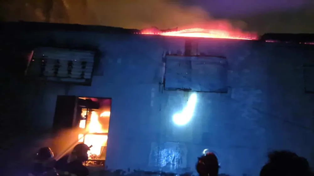 Kho sơn bốc cháy ngùn ngụt trong đêm ở Hà Tĩnh ảnh 2