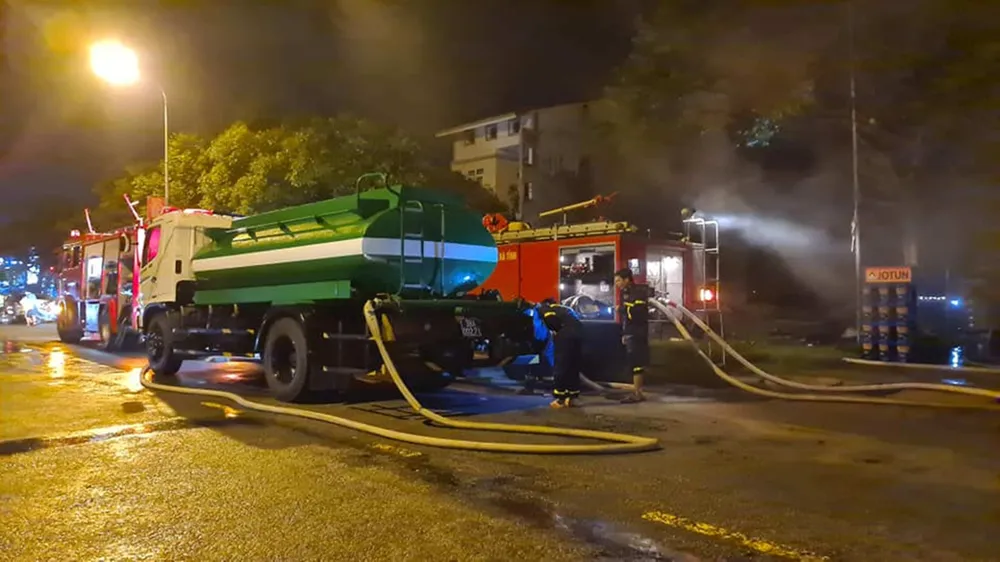 Kho sơn bốc cháy ngùn ngụt trong đêm ở Hà Tĩnh ảnh 1