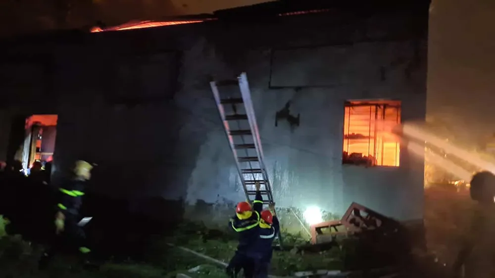 Kho sơn bốc cháy ngùn ngụt trong đêm ở Hà Tĩnh ảnh 3