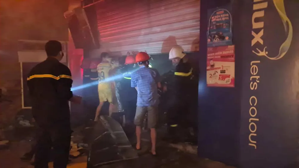 Kho sơn bốc cháy ngùn ngụt trong đêm ở Hà Tĩnh ảnh 6