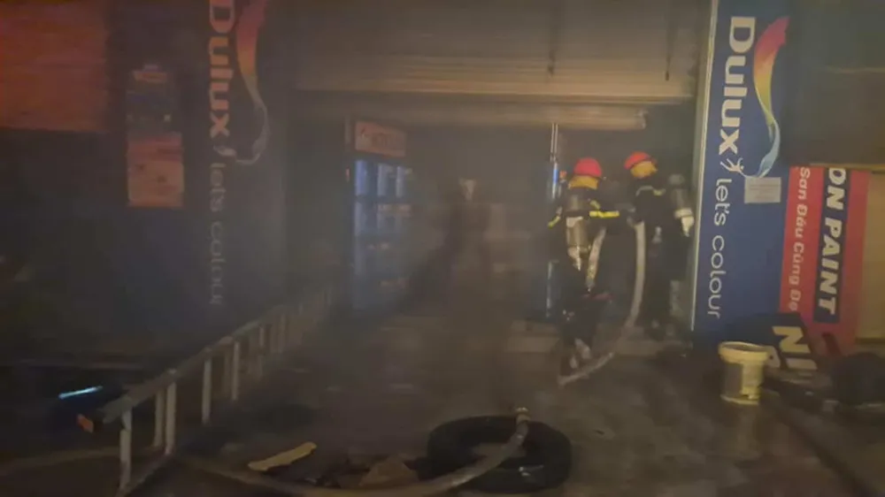 Kho sơn bốc cháy ngùn ngụt trong đêm ở Hà Tĩnh ảnh 7