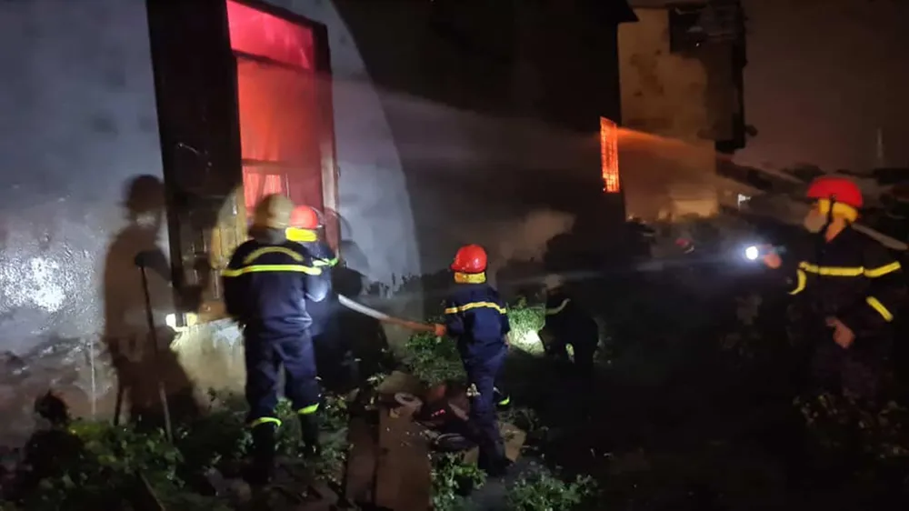 Kho sơn bốc cháy ngùn ngụt trong đêm ở Hà Tĩnh ảnh 5