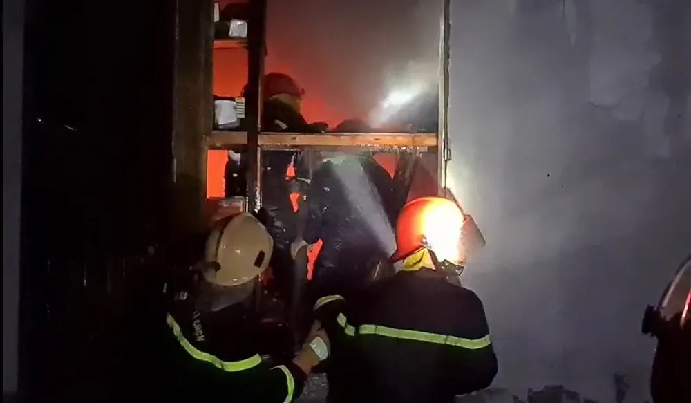 Kho sơn bốc cháy ngùn ngụt trong đêm ở Hà Tĩnh ảnh 9