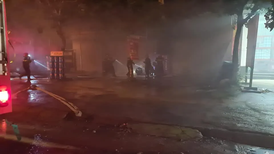 Kho sơn bốc cháy ngùn ngụt trong đêm ở Hà Tĩnh ảnh 10