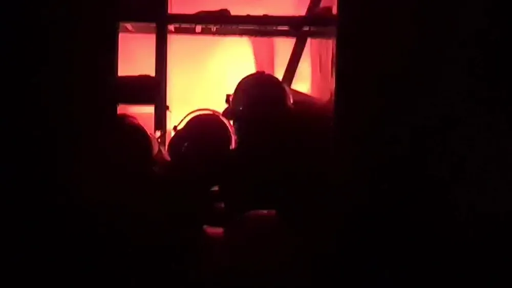 Kho sơn bốc cháy ngùn ngụt trong đêm ở Hà Tĩnh ảnh 8