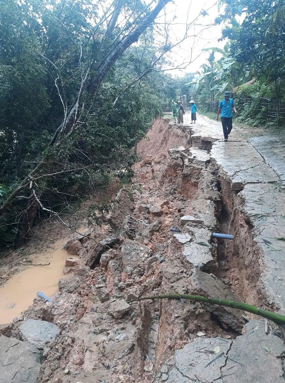 Hà Tĩnh mưa lớn, nhiều tuyến đường thôn bị sạt lở nghiêm trọng ảnh 3