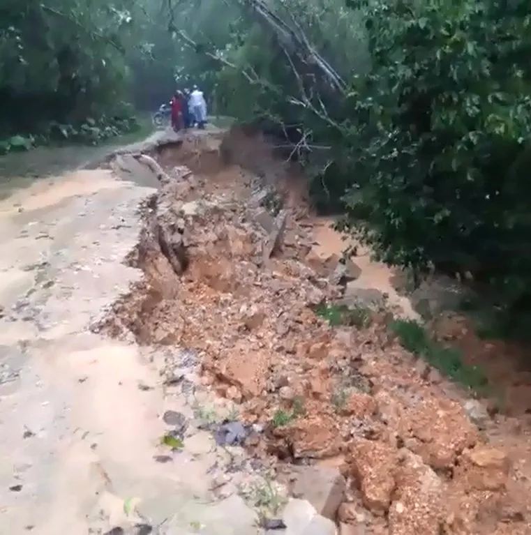 Hà Tĩnh mưa lớn, nhiều tuyến đường thôn bị sạt lở nghiêm trọng ảnh 4