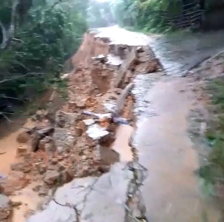 Hà Tĩnh mưa lớn, nhiều tuyến đường thôn bị sạt lở nghiêm trọng ảnh 5