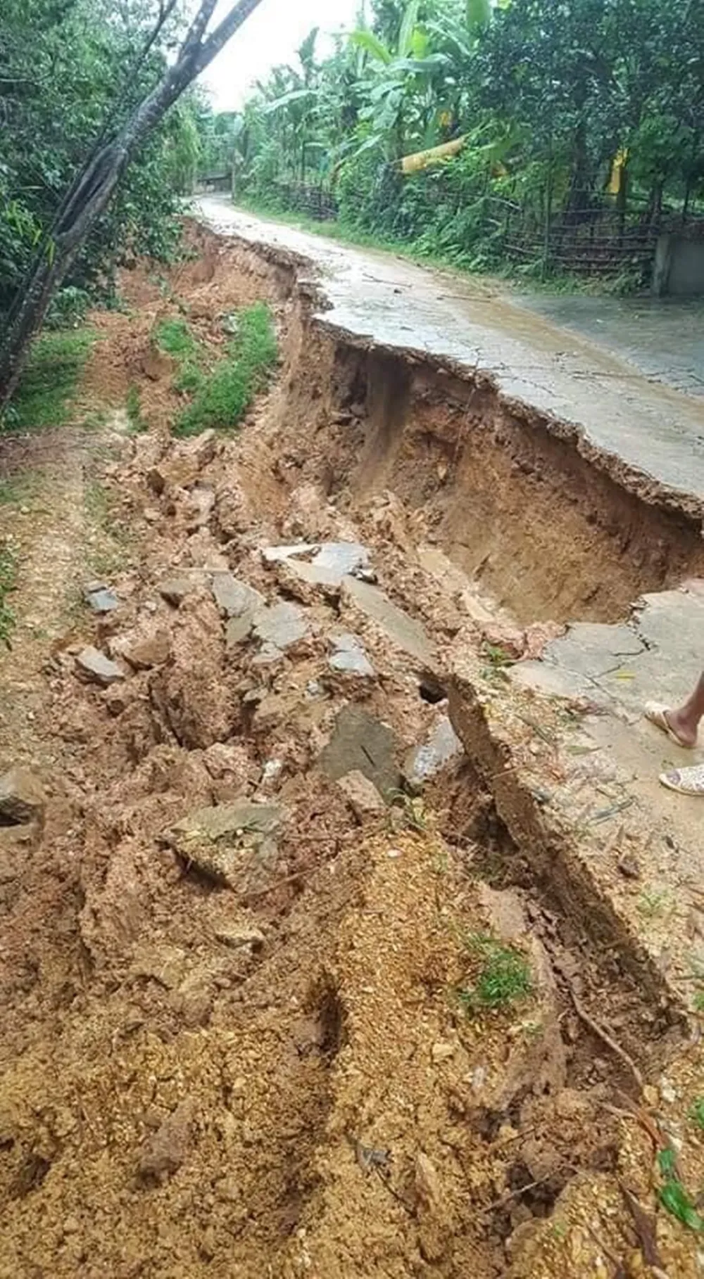 Hà Tĩnh mưa lớn, nhiều tuyến đường thôn bị sạt lở nghiêm trọng ảnh 10