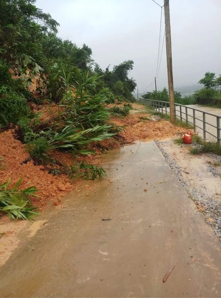 Hà Tĩnh sơ tán hàng trăm người dân đến nơi an toàn tránh lũ ảnh 12