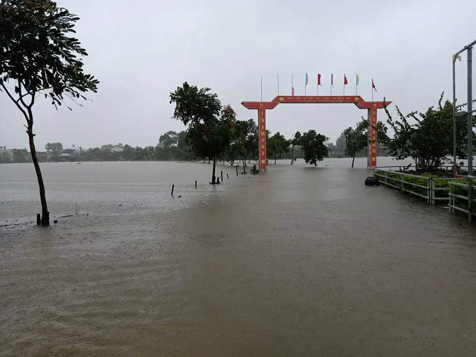 Hà Tĩnh sơ tán hàng trăm người dân đến nơi an toàn tránh lũ ảnh 20
